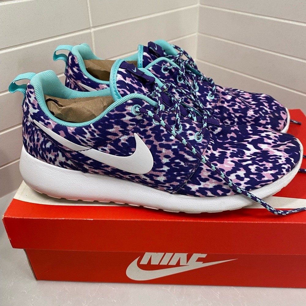 Women’s Nike Roshe runners size 8.5